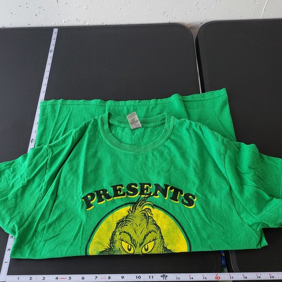 Gildan Mens Presents Speak Louder Than Words Grinch Graphic Shirt Size Medium - Picture 6 of 9